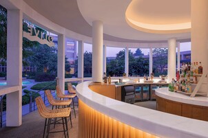 Una piscina al aire libre, sombrillas