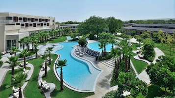 Una piscina al aire libre, sombrillas