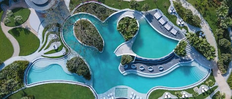 Utomhuspool och parasoller