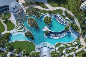 Una piscina al aire libre, sombrillas