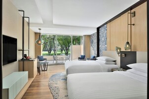 Minibar, caja de seguridad en la habitación y decoración personalizada 