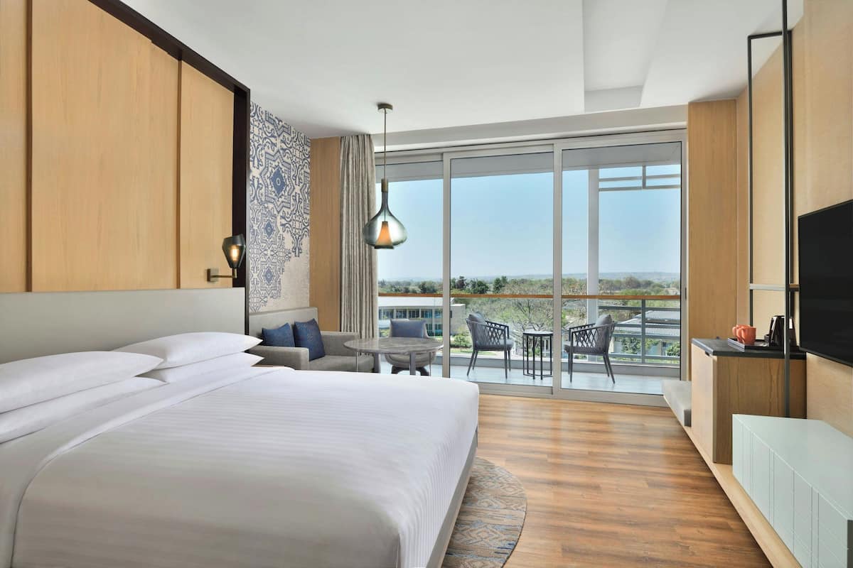 Deluxe Room, 1 King Bed, Non Smoking, Pool View (Balcony)