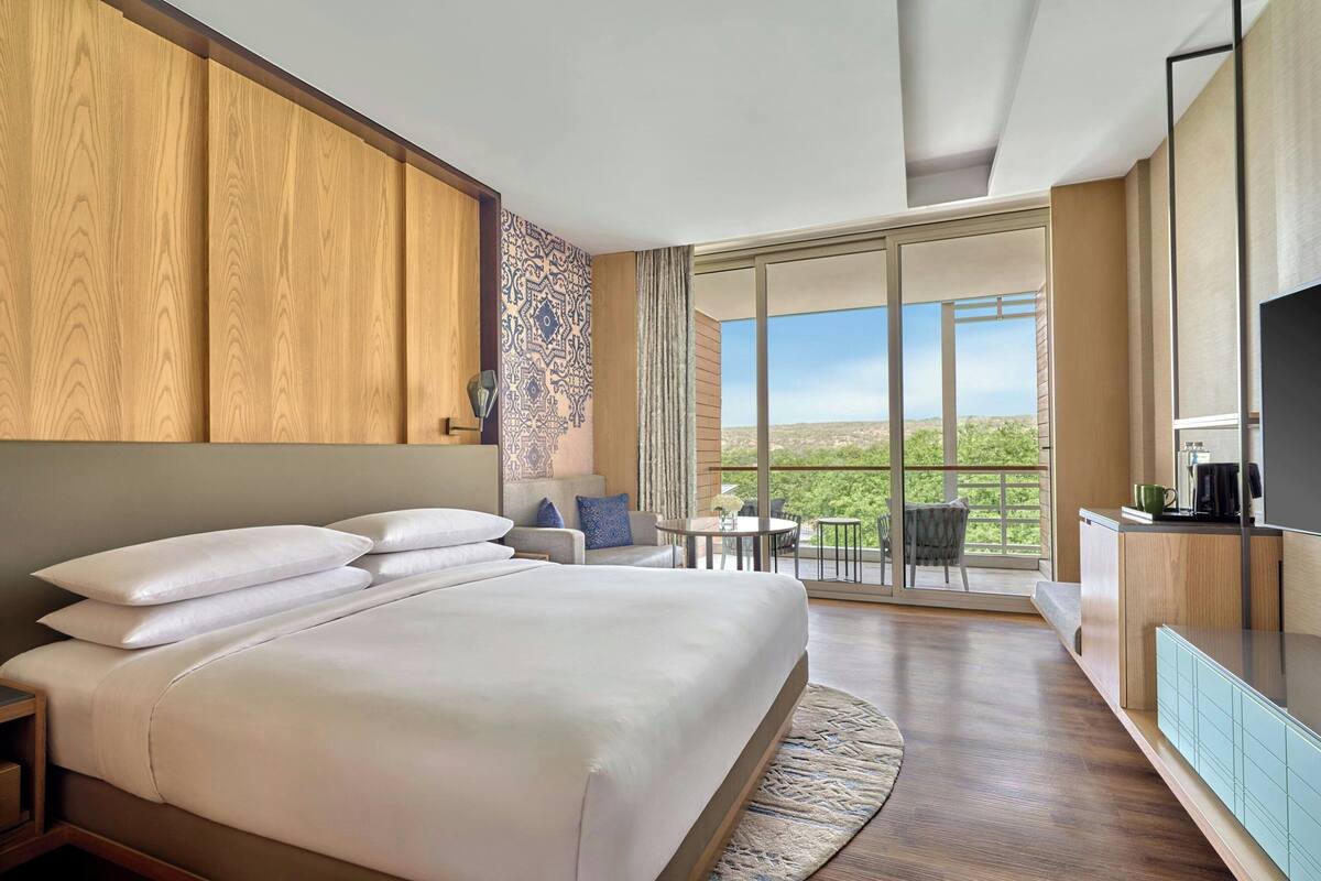 Habitación Deluxe, 1 cama de matrimonio grande, vistas a la piscina | Piscina | Una piscina al aire libre, sombrillas