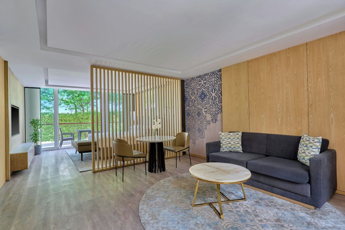 Executive Suite, 1 King Bed (View) | Living room