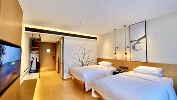 Camera Standard, 2 letti matrimoniali | Biancheria da letto di alta qualità, copriletto in piuma, minibar