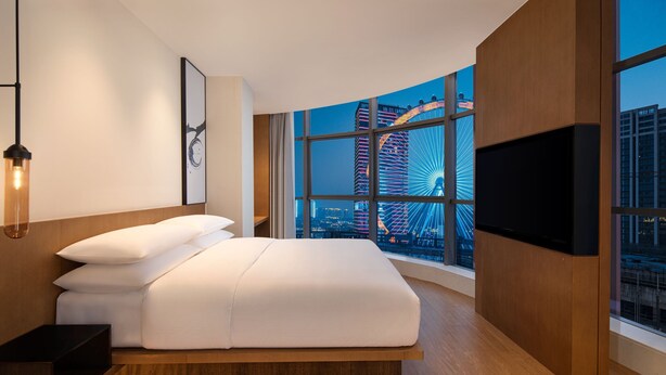 Kamar, 1 Tempat Tidur King | Seprai premium, selimut bulu angsa, minibar, dan brankas