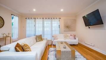 Luksuspientalo, 3 makuuhuonetta, poreamme, näköala puutarhaan | Olohuone | 50–tuumainen äly-TV, jossa kaapelikanavat