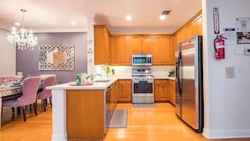 Townhouse Mewah, 3 kamar tidur, hot tub, pemandangan kebun | Area keluarga | Smart TV 50-inci dengan saluran TV kabel, TV, dan perapian