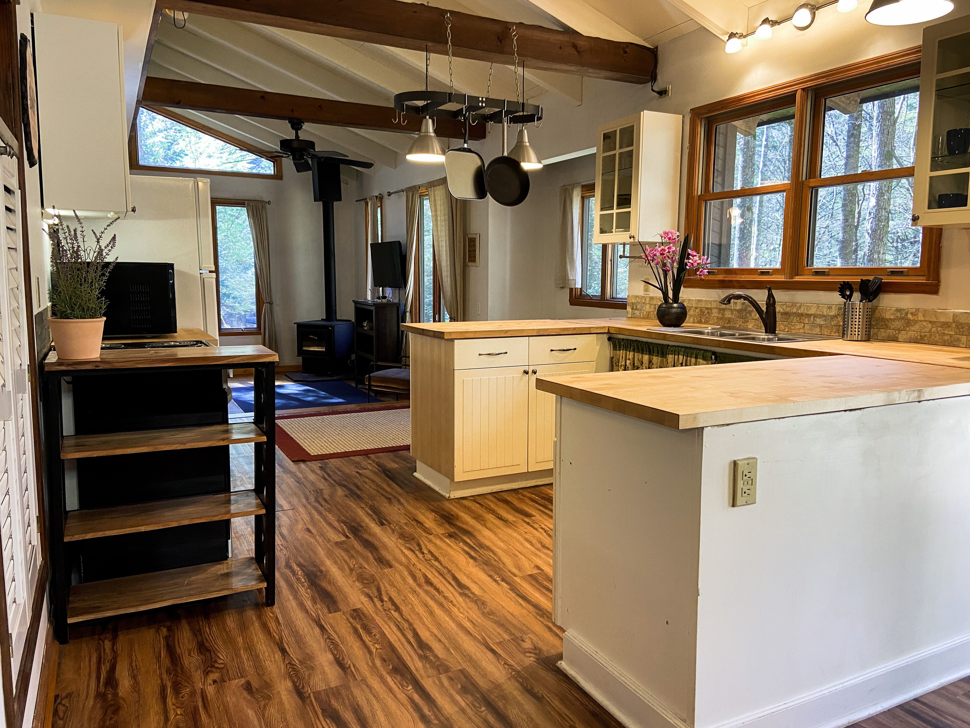 ⭐️Creekside Firepit l 3.5 Acres l Wood Burning Stove l Dog Friendly