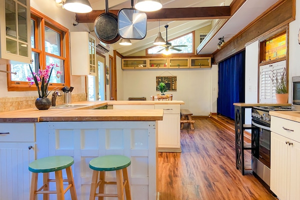 Mikrobølgeovn, kaffetrakter/tekoker og kjøkkenutstyr