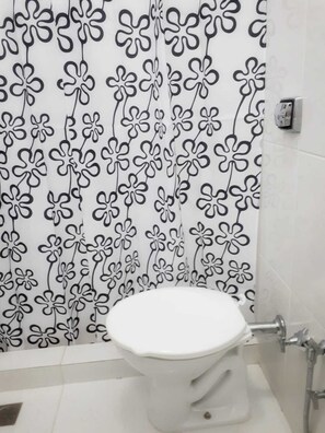 Shower, towels, soap, toilet paper - Airy studio apartment in Copacabana, 4 blocks from the beach. (Rio de Janeiro)