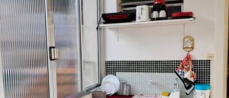 Refrigerador, microondas, cafetera/tetera, tostadora