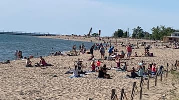 Beach nearby, sun loungers, beach towels