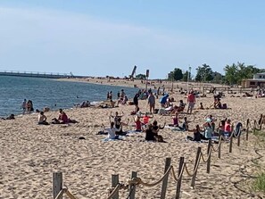 Beach nearby, sun loungers, beach towels - Compass Pointe Condominium - Steps to downtown, close to Lake Michigan (Grand Haven)