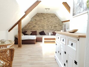 TV - Dream vacation apartment on an idyllic farm near Eltz Castle (Münstermaifeld)