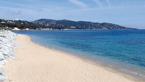 A beach with clear blue water, a sandy shore, and a mountainous backdrop. - 🏖️ Villa - Swimming pool - 6 people - Near beaches & golf - Wifi (Sainte-Maxime)