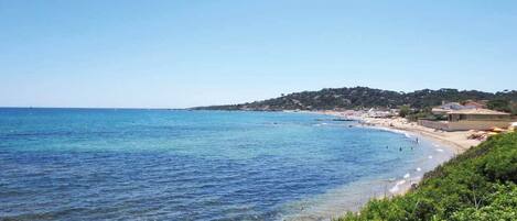 Una spiaggia nelle vicinanze, lettini da mare