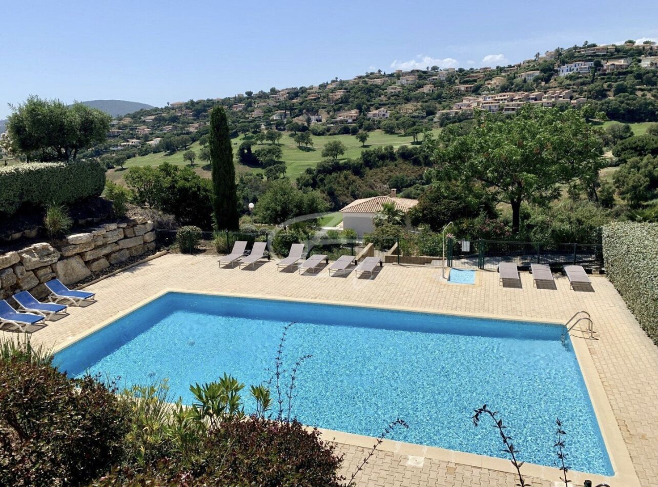 A rectangular pool with a clear blue water surface, surrounded by lounge chairs and a stone wall. - 🏖️ Villa - Swimming pool - 6 people - Near beaches & golf - Wifi (Sainte-Maxime)