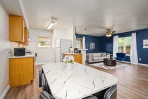 Interior - Price Drop!20% Off[Pet friendly]3Br & 2Bath Apt-12C (Cypress)