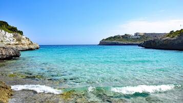 Vlak bij het strand, ligstoelen