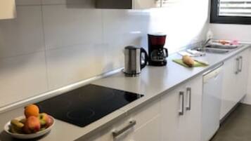 Een koelkast, een microgolfoven, een oven, een kookplaat