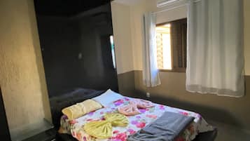 2 habitaciones, escritorio, tabla de planchar con plancha y wifi