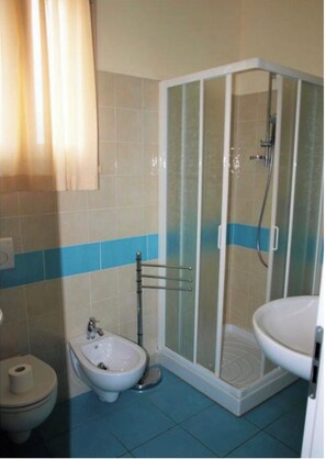 Dusche, Haartrockner, Bidet, Seife