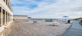 Oceanfront hotel suite at beachfront Sandbars Inn with balcony, AC & firepit