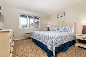 1 bedroom, internet, bed sheets - Oceanfront hotel suite at beachfront Sandbars Inn with balcony, AC & firepit (North Truro)