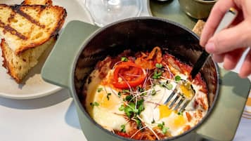 Desayuno a la carta todos los días (con cargo)