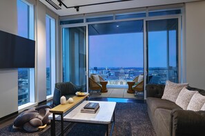 In-room safe, desk, laptop workspace, blackout drapes - Hyatt Centric Congress Ave Austin (Austin)