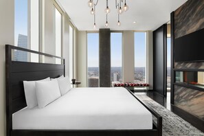 In-room safe, desk, laptop workspace, blackout drapes - Hyatt Centric Congress Ave Austin (Austin)
