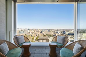 A balcony with wicker chairs and a view of a cityscape. - Hyatt Centric Congress Ave Austin (Austin)