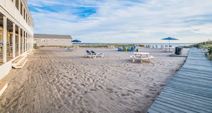 Oceanfront escape with full kitchen, bay-view balcony, AC & firepit