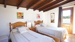 3 bedrooms, in-room safe, iron/ironing board, travel crib