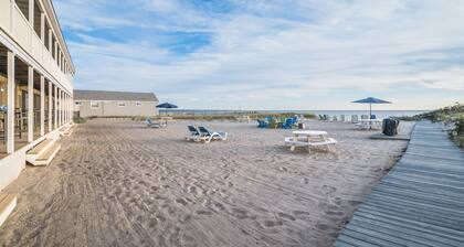 Oceanfront hideaway with full kitchen, AC, sunrise-view balcony