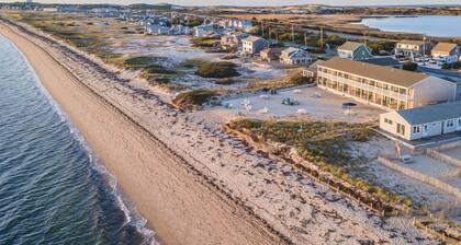 Oceanfront hideaway with full kitchen, AC, sunrise-view balcony