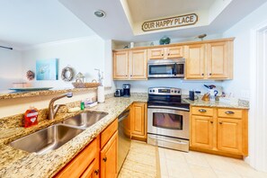 Fridge, microwave, oven, stovetop - Plush condo with water views, washer/dyer & AC - pool, hot tub & gym (Gulf Shores)
