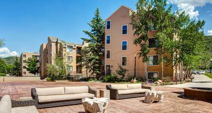 Cozy, walkable condo with Wifi, shared pool & hot tub - close to slopes