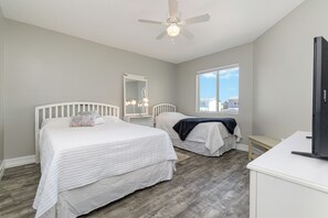 3 habitaciones, tabla de planchar con plancha y cuna de viaje 