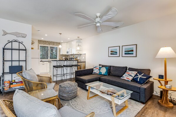 TV, fireplace - Villas of Bethany West townhome with WiFi, patio, pool, & tennis/pickleball (Bethany Beach)