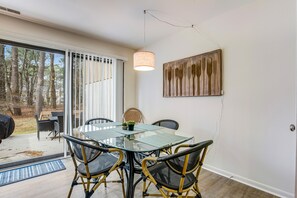 Dining - Villas of Bethany West townhome with WiFi, patio, pool, & tennis/pickleball (Bethany Beach)