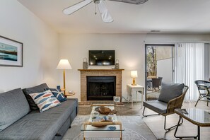 TV, fireplace - Villas of Bethany West townhome with WiFi, patio, pool, & tennis/pickleball (Bethany Beach)