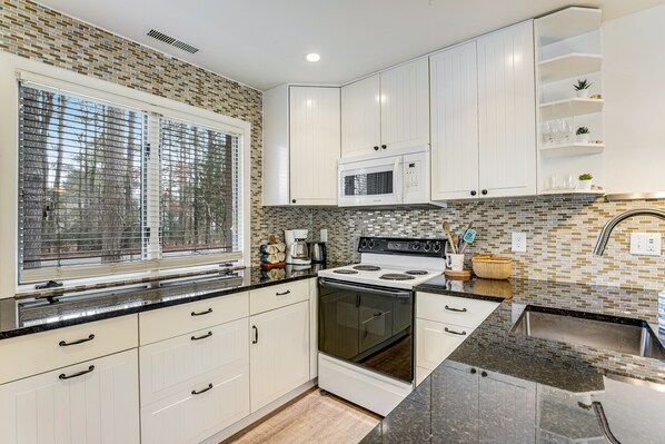 Fridge, microwave, oven, stovetop - Villas of Bethany West townhome with WiFi, patio, pool, & tennis/pickleball (Bethany Beach)