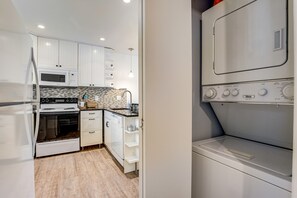 Fridge, microwave, oven, stovetop - Villas of Bethany West townhome with WiFi, patio, pool, & tennis/pickleball (Bethany Beach)