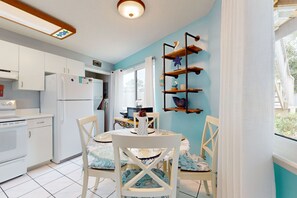 Dining - Ground-floor condo in great locale with pool, fast WiFi, W/D - snowbird-friendly (Miramar Beach)