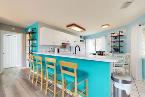 Fridge, microwave, oven, stovetop - Ground-floor condo in great locale with pool, fast WiFi, W/D - snowbird-friendly (Miramar Beach)