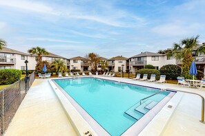 Pool - Ground-floor condo in great locale with pool, fast WiFi, W/D - snowbird-friendly (Miramar Beach)