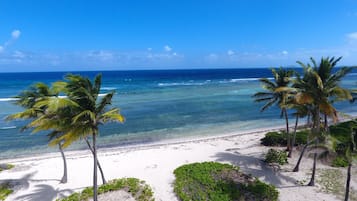 In Strandnähe, Liegestühle, Strandtücher