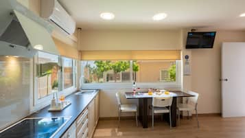 Exclusive Μπανγκαλόου (Modular 4) | Ιδιωτική κουζίνα | Ψυγείο, φούρνος μικροκυμάτων, βραστήρας νερού, φρυγανιέρα